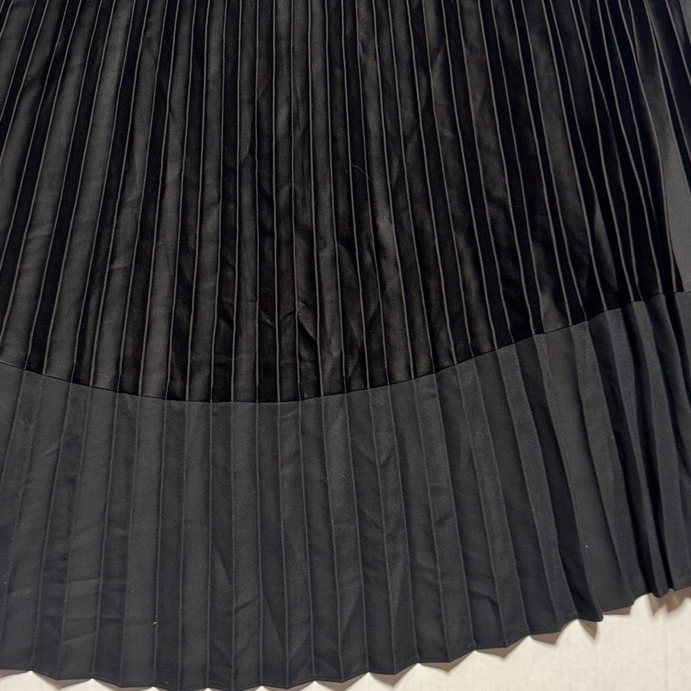 Black Pleated A-Line Midi Skirt - Picture 14 of 15